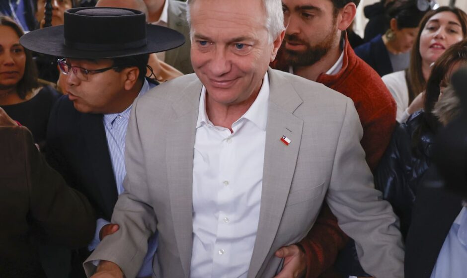 La victoria electoral de Kast: Un giro a la derecha radical en Chile que compromete la estabilidad política y social.