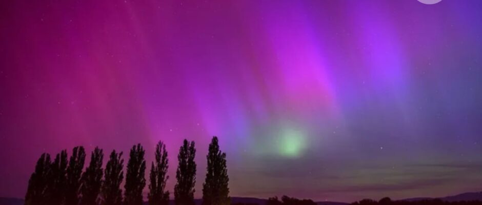 La Noche Estelar: Un Fotógrafo Captura el Mágico Momento en que las Auroras Boreales Iluminan el Cielo