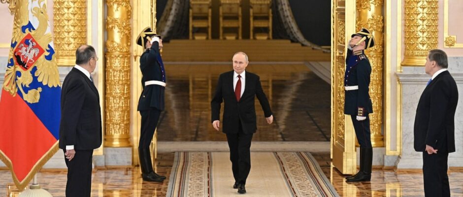 Rusia apuesta al equilibrio en la crisis ucraniana: Putin llama a alcanzar un acuerdo pacífico cuanto antes