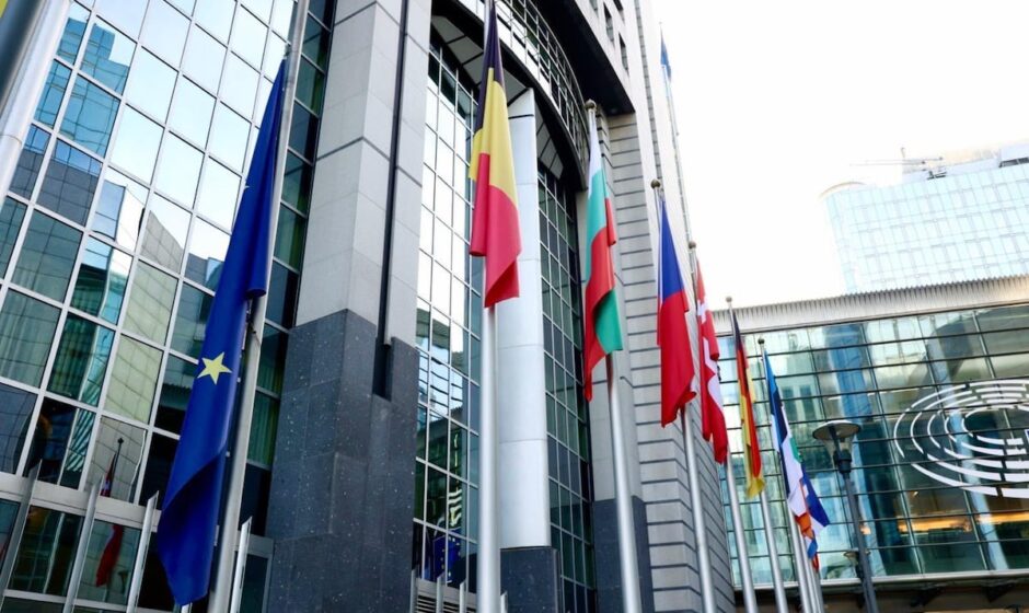 La Unión Europea en el punto de mira: El Parlamento Europeo detiene un acuerdo comercial crítico con Estados Unidos ante las amenazas de Trump