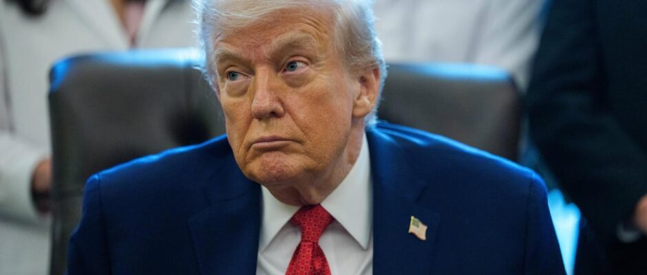 "La disputa sobre la libertad política en Venezuela: Trump sostiene avances significativos, mientras que líder opositor Machado denuncia falta de transparencia y seguimiento efectivo"