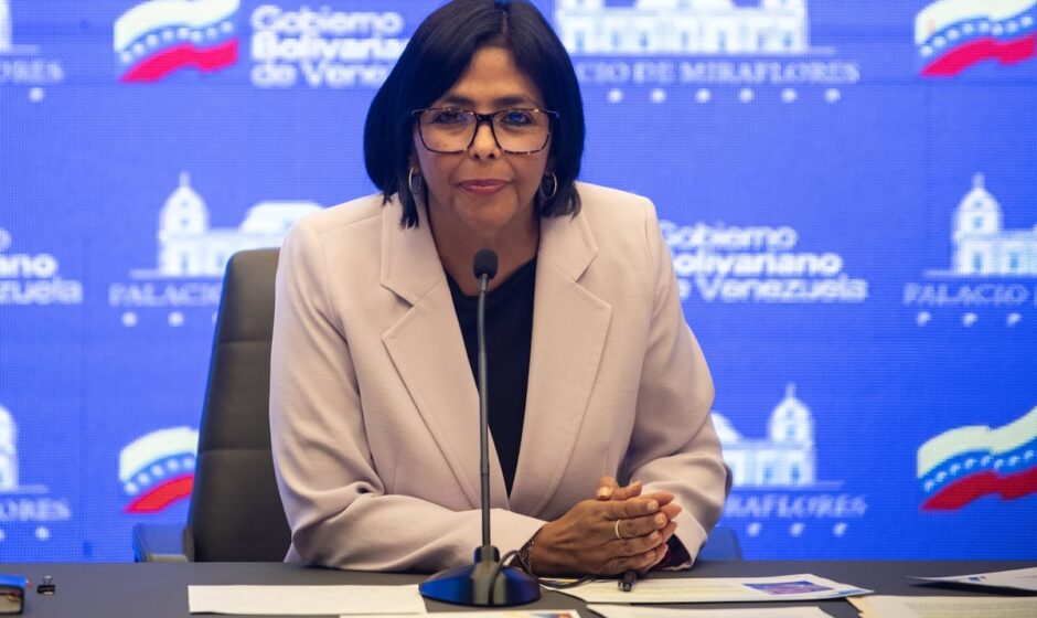 La presidente encargada de Venezuela reafirma su autoridad en un duro enfrentamiento con la diplomacia estadounidense.