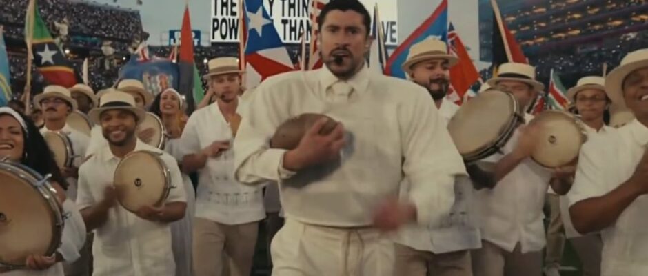 Bad Bunny utiliza su plataforma para abordar temas políticos durante el Super Bowl.