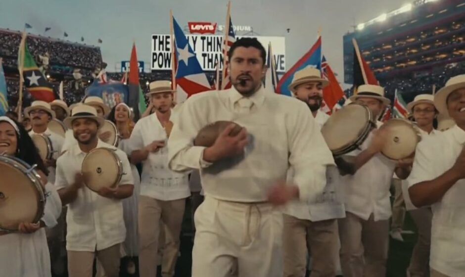 Bad Bunny utiliza su plataforma para abordar temas políticos durante el Super Bowl.