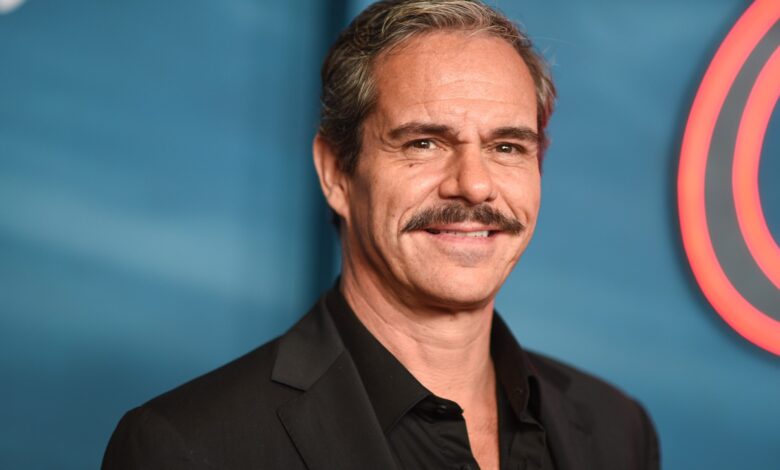 Tony Dalton gana dinero en EU y lo trae a México