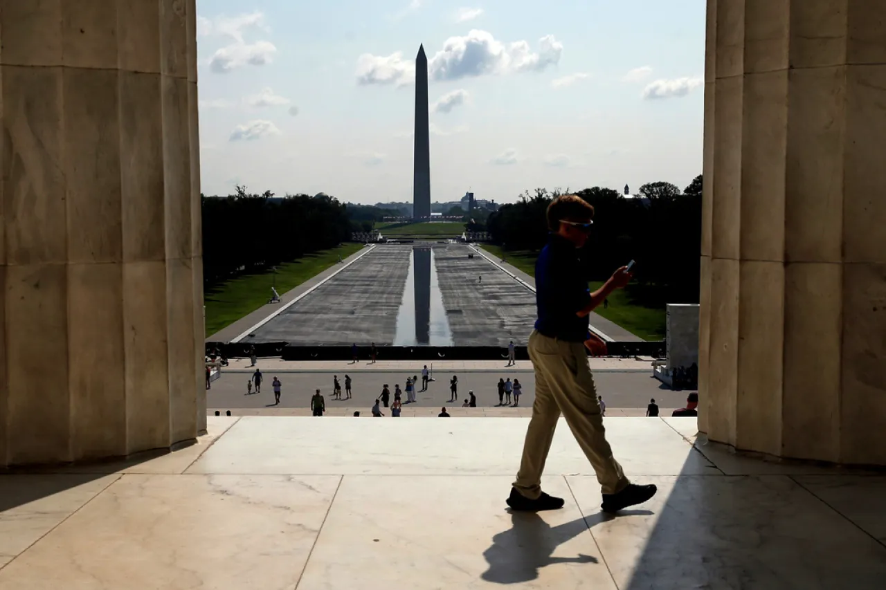 Insiste Trump en que vándalos dañaron el estanque reflectante de Washington