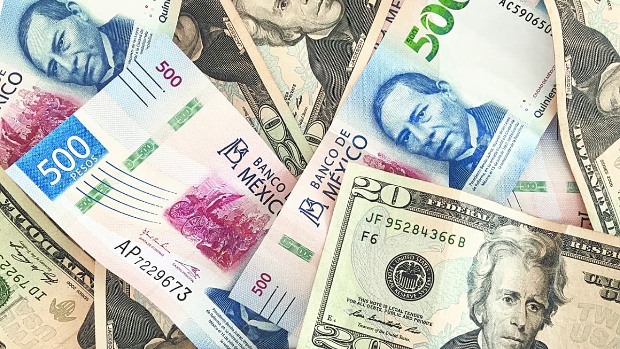 Peso mexicano retrocede frente al dólar tras datos locales de inflación; espera anuncio del Banxico