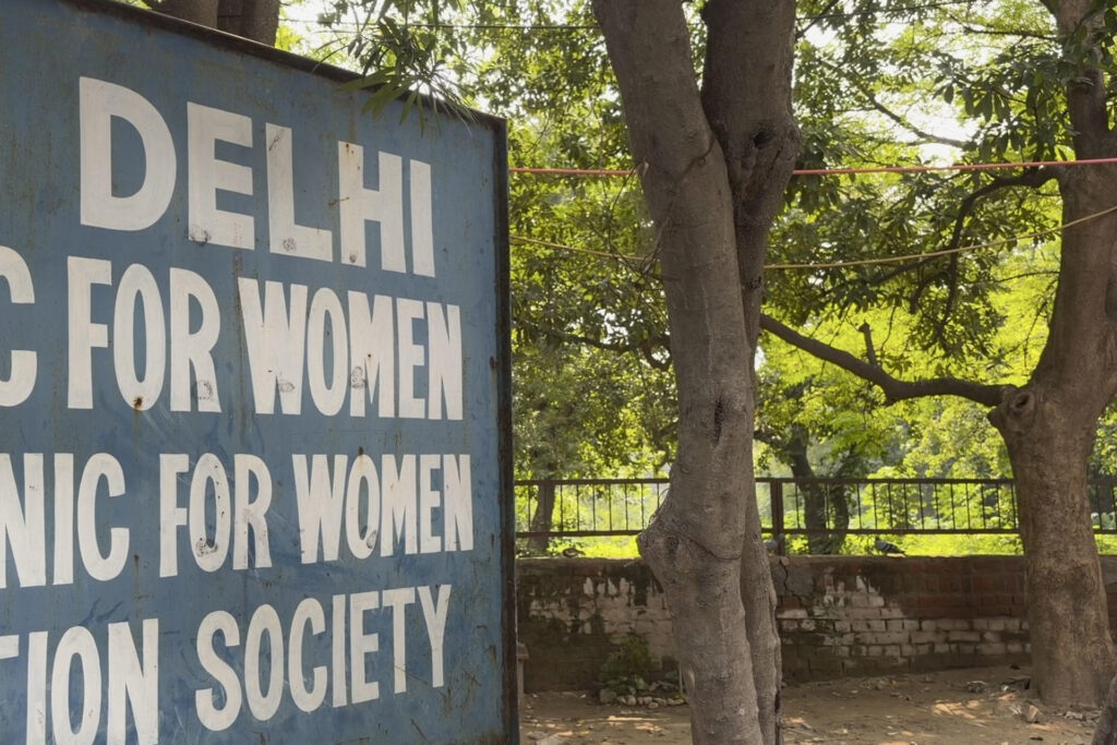 Una prestigiosa universidad de la India pasa a clases virtuales tras una violación